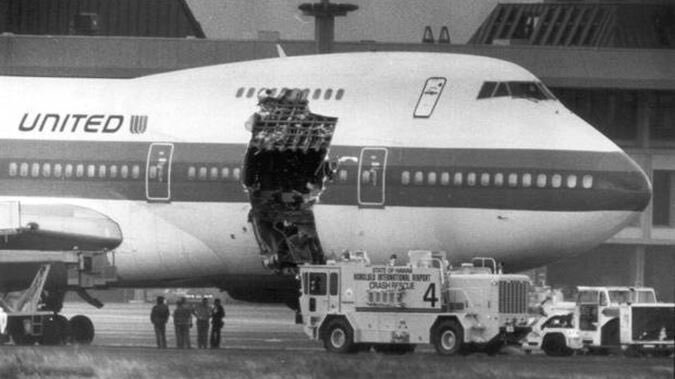 На фото Боинг 747 Американской авиакомпании United выполнявшей рейс United 811 на Гонолулу. Фото взято из открытых источников. 