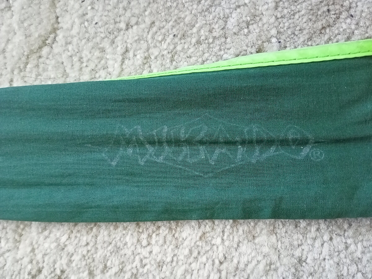 Надписи на чехле уже давно выцвели и их еле заметно