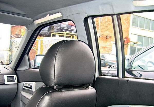 Если с производством более длинных дверей на автоВАЗ вопрос был улажен, то производством более длинных стекол никто не хотел озадачиваться, сзади пришлось дополнительно поставить стеклянную секцию, отделив ее стойкой.