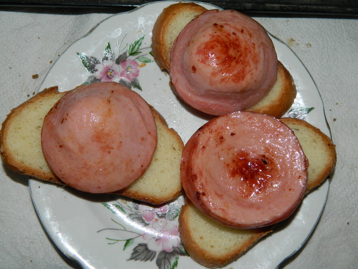 Бутерброд с жареной докторской колбасой.