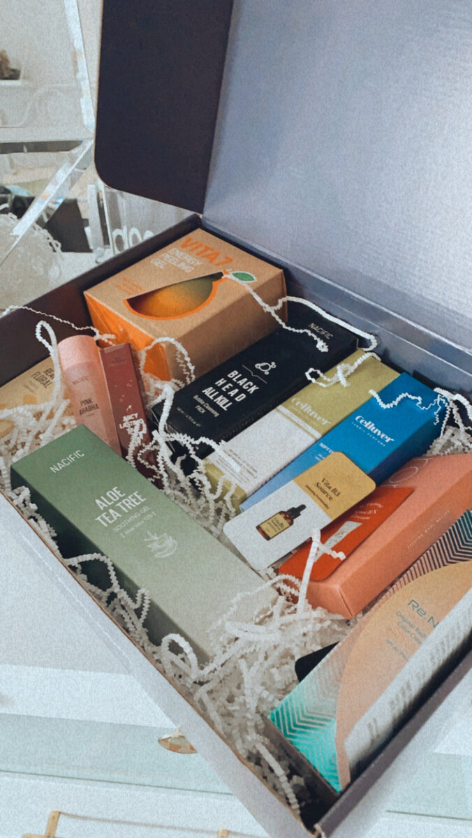 Beautybox от Joom не только с уходовой и декоративной косметикой, но даже с корейской туалетной водой.