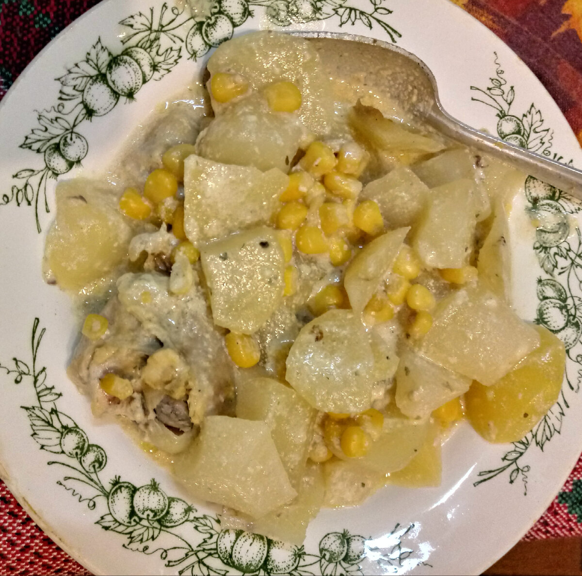 Картошеска пошла на приготовление блюда с кукурузой, курочкой, сливками и специями