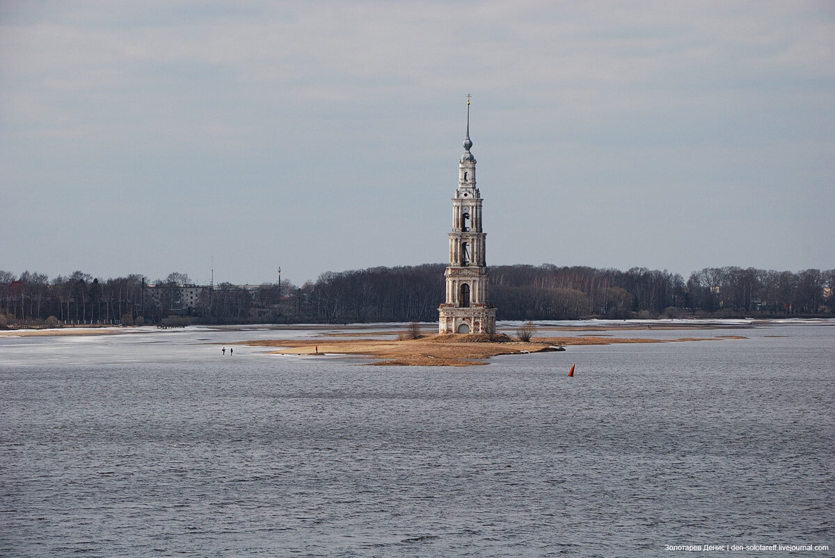 Калязин. Колокольня и обмелевшее Угличское водохранилище. 