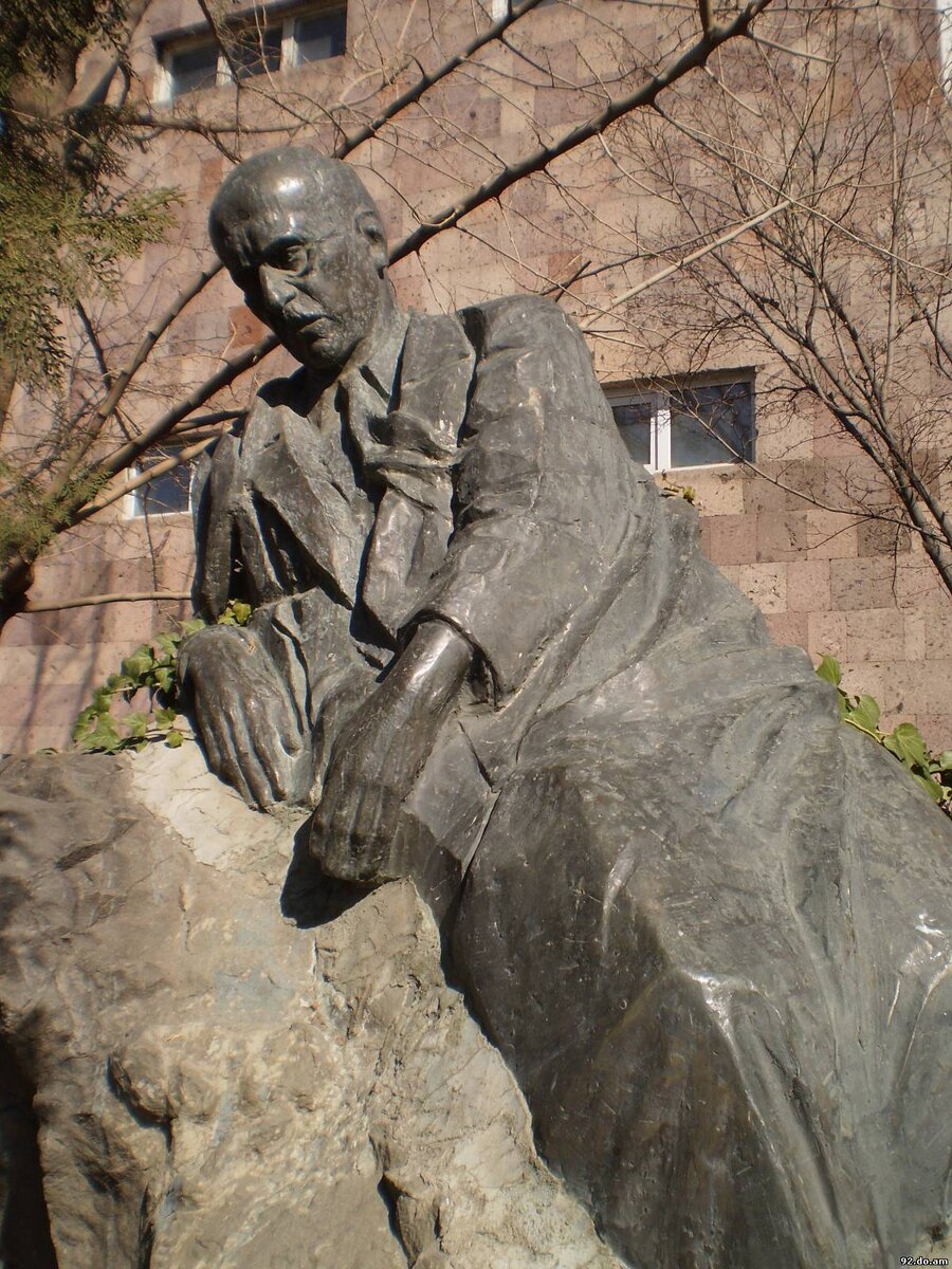 Памятник в Ереване на ул. Себастиа 54
