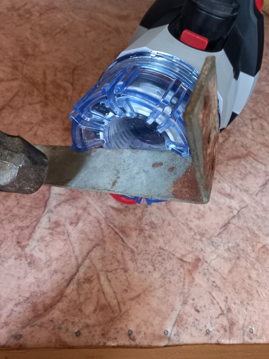 Вот таким образом ставим железку в прорези. Слева молоток, которым стучим вниз.