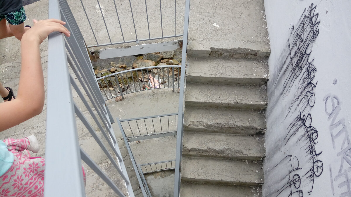 По набережной Анапы дошли да скалистого спуска. Спустились по ступеням ...