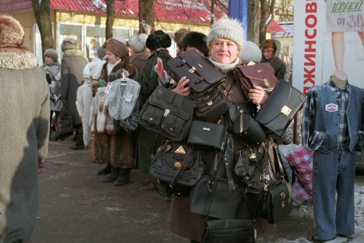 За рубеж 90 х. Вещевой рынок 90е Москва. Таганский ряд в 90. Черкизовский рынок Москва 90е ларьки. Лужники рынок Москва 90е рэкет.