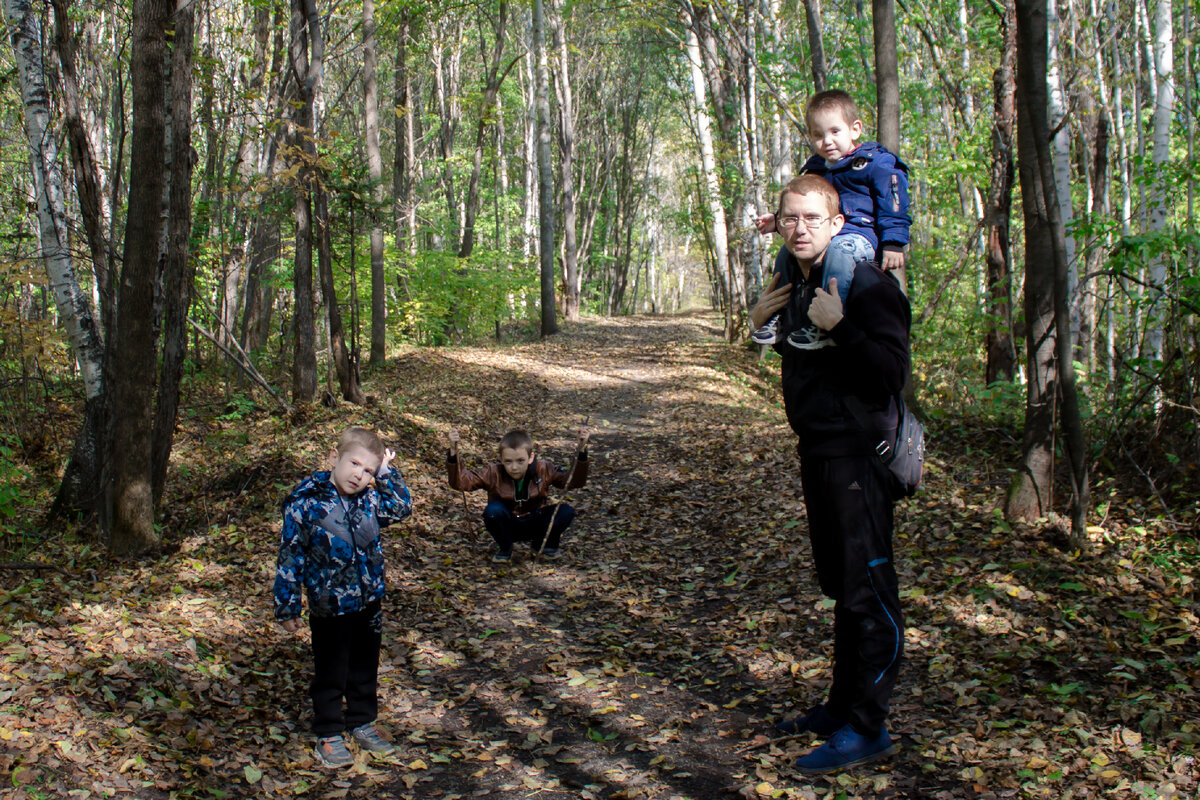 Иногда выезжаем на прогулки с детьми в лес (фото автора)
