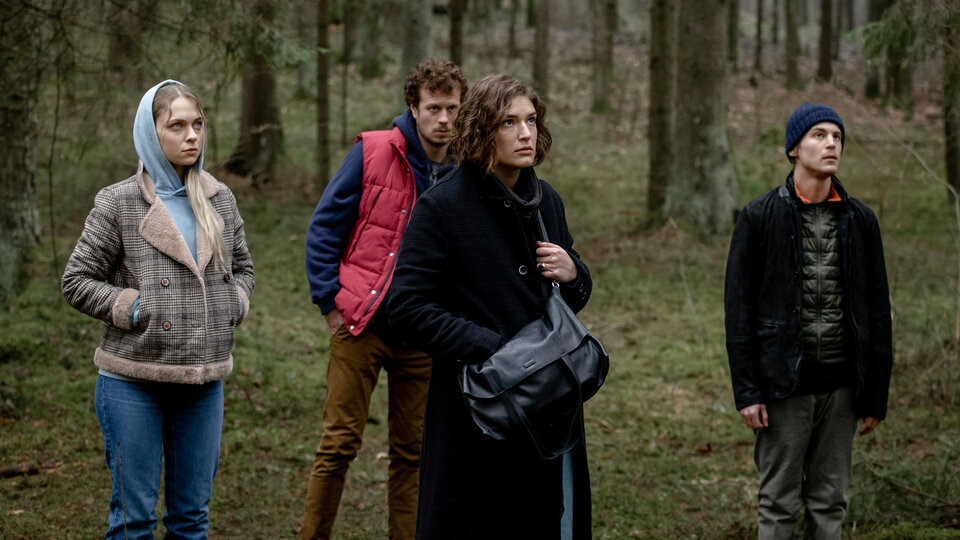 Список новых сериалов 2021 года продолжает история, вышедшая из-под пера Дмитрия Глуховского – автора культового «Метро 2033». Перед нами атмосферный мистический триллер с Иваном Янковским в главной роли, повествующий о поездке компании друзей в полузаброшенный монастырь в русской глубинке. Путешествие, которое изначально воспринималось ими как развлечение, быстро оборачивается чередой загадочных и опасных событий.