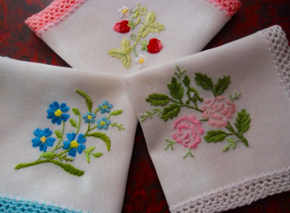 носовой платок с вышивкой. вышитый платок. белый носовой платок с вышивкой. носовые платочки с вышивкой. вышивание платочек.