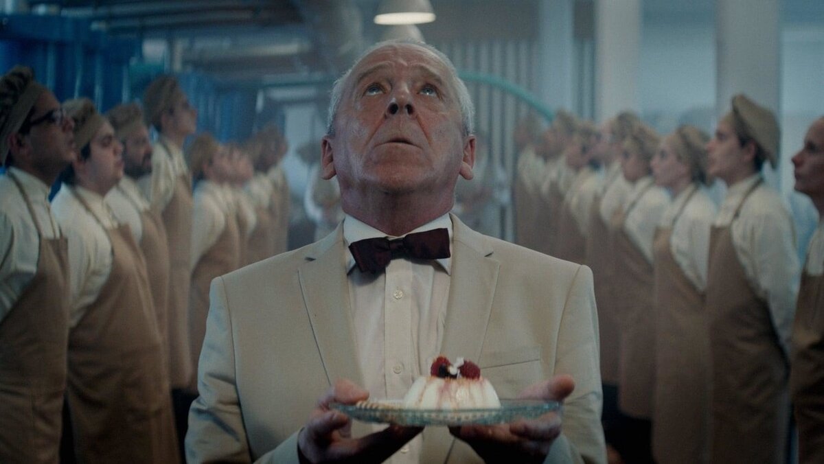 Кадр из фильма "Платформа". На "нулевом" этаже создают кулинарные изыски, а внизу люди жрут друг друга.