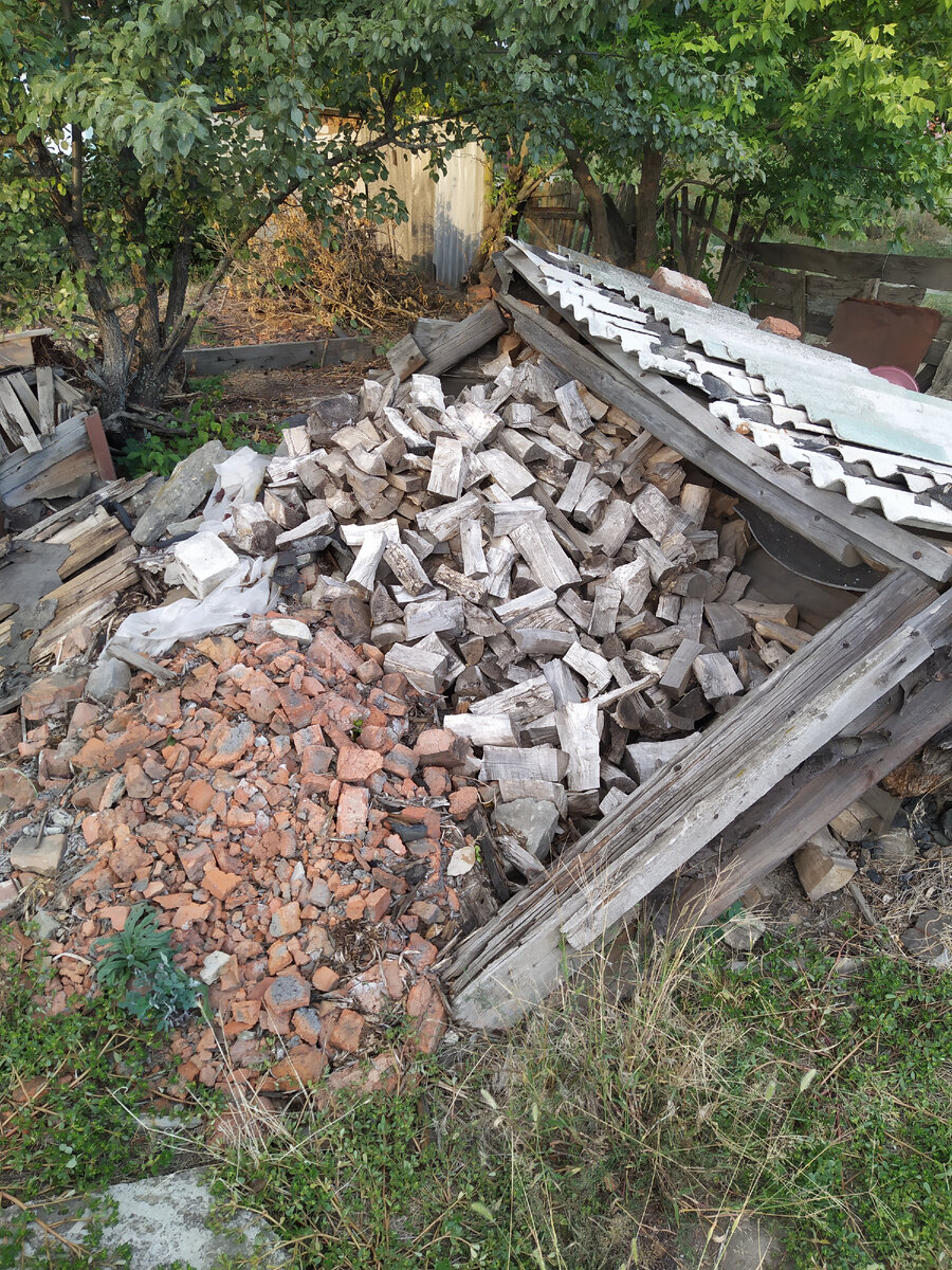 Уголь под остатками крыши, его не видно