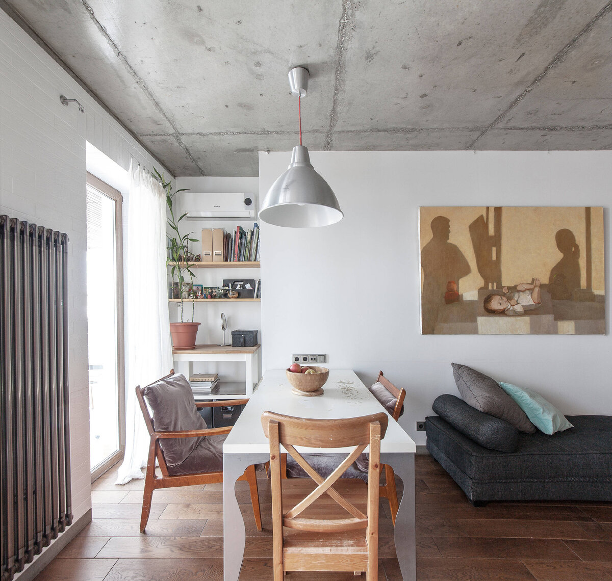 Имитировать бетонную фактуру можно при помощи декоративной штукатурки. 