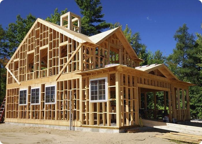 Фото: возведение каркасного дома на плитном фундаменте