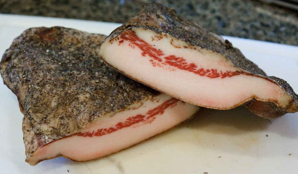 Источник: http://curedmeats.blogspot.com/2010/08/guanciale-finally-ready.html 