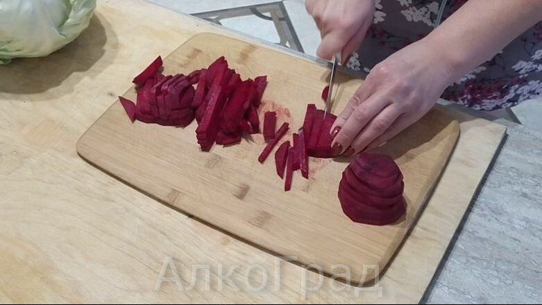 Свеклу режем соломкой.