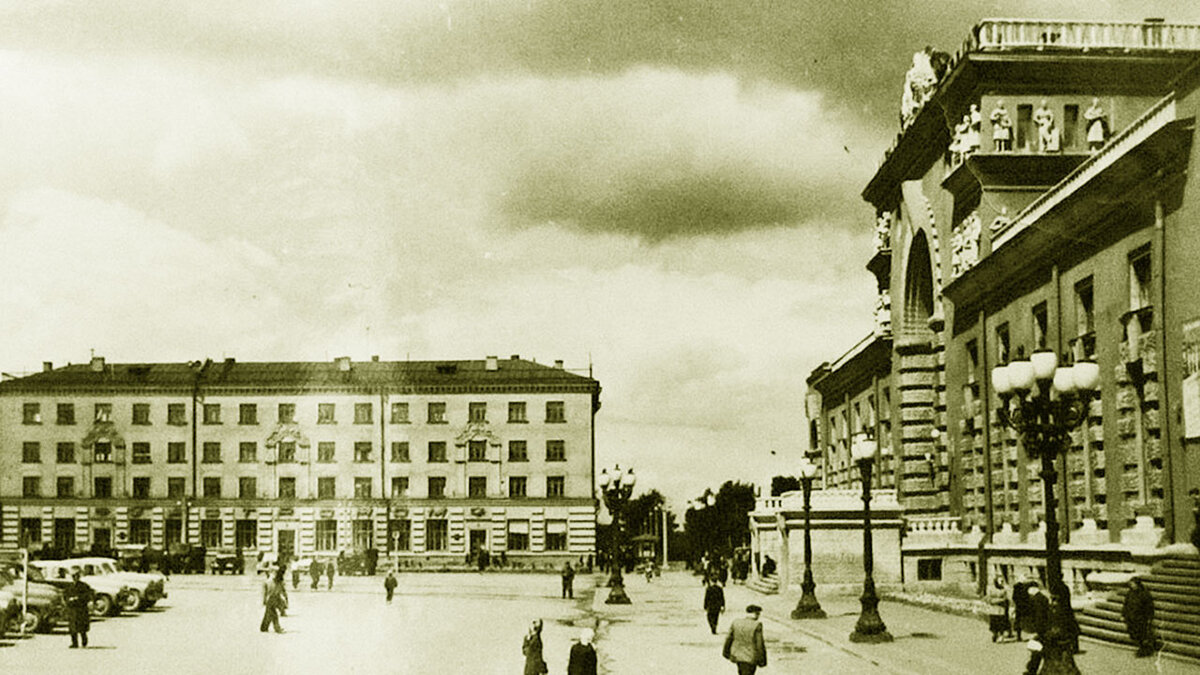 60-е годы. Площадь возле вокзала в Курске. На заднем плане дом из которого велась стрельба в 1968 году.