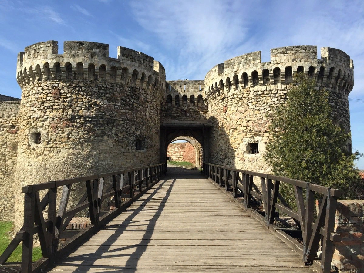 Исследователи НЛО говорят, что у знаменитостей, останавливающихся в замке Гврич, есть хорошие шансы на странную встречу с обитателями другого мира. Что известно об этом месте, пишет издание The Sun. 