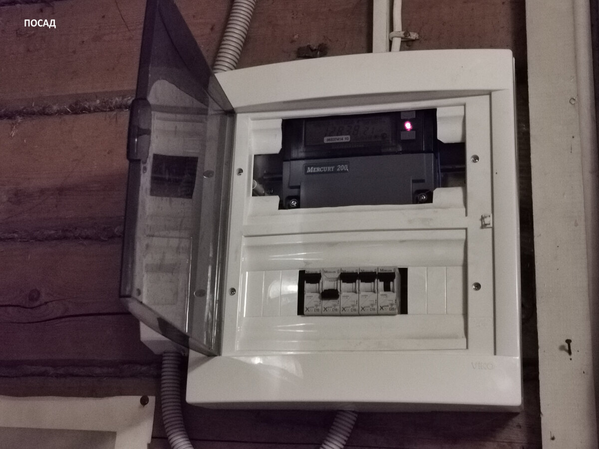 Обычно, если мы в деревне, то при аварийных отключениях сами выключаем рубильник. А потом, после того, как дадут электричество, аккуратно подключаем электроприборы. В наше отсутствие всё происходит само.