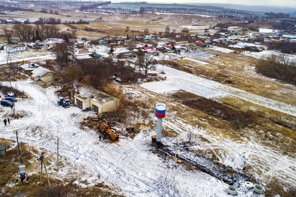 Всю весну, все лето и осень жители села Симбухово сидели без воды. Старая водонапорная башня, которая обеспечивала населенный пункт о 220 дворах, обветшала настолько, что пришлось ее ремонтировать подручными средствами. Какими? Чопиками деревянными дыры в ней затыкали. Так бы и мироточила башня, если б кто-то однажды ее в социальные сети не выложил. После история разлетелась по СМИ и несчастная башня получила всероссийскую известность. После чего властям пришлось немножечко тряхнуть мошной, и башню заменить. В самом начале зимы в Симбухово появилась новая водонапорная башня. 