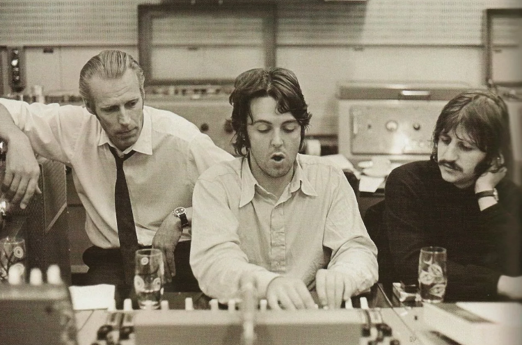 Слева направо - Джордж Мартин, Пол Маккартни, Ринго Старр. Фото из открытого доступа в интернете