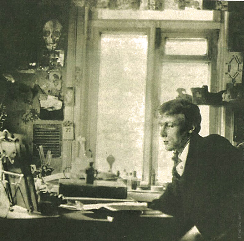 М. А. Булгаков за письменным столом в доме на Андреевском спуске в Киеве (он же дом Турбиных на Алексеевском), источник фото: litvinovs.net