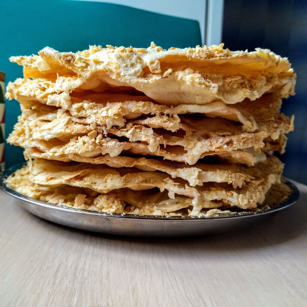 Полуфабрикат торта. Пышки уже промазаны кремом и посыпаны крошкой.