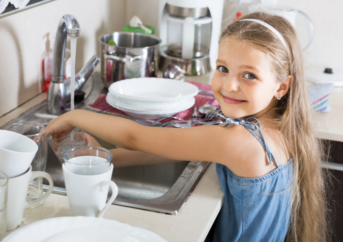 Сестре нужнее квартира. Девочка моет посуду. Девочка дома. Помогать маме по дому. Мытье посуды для детей.