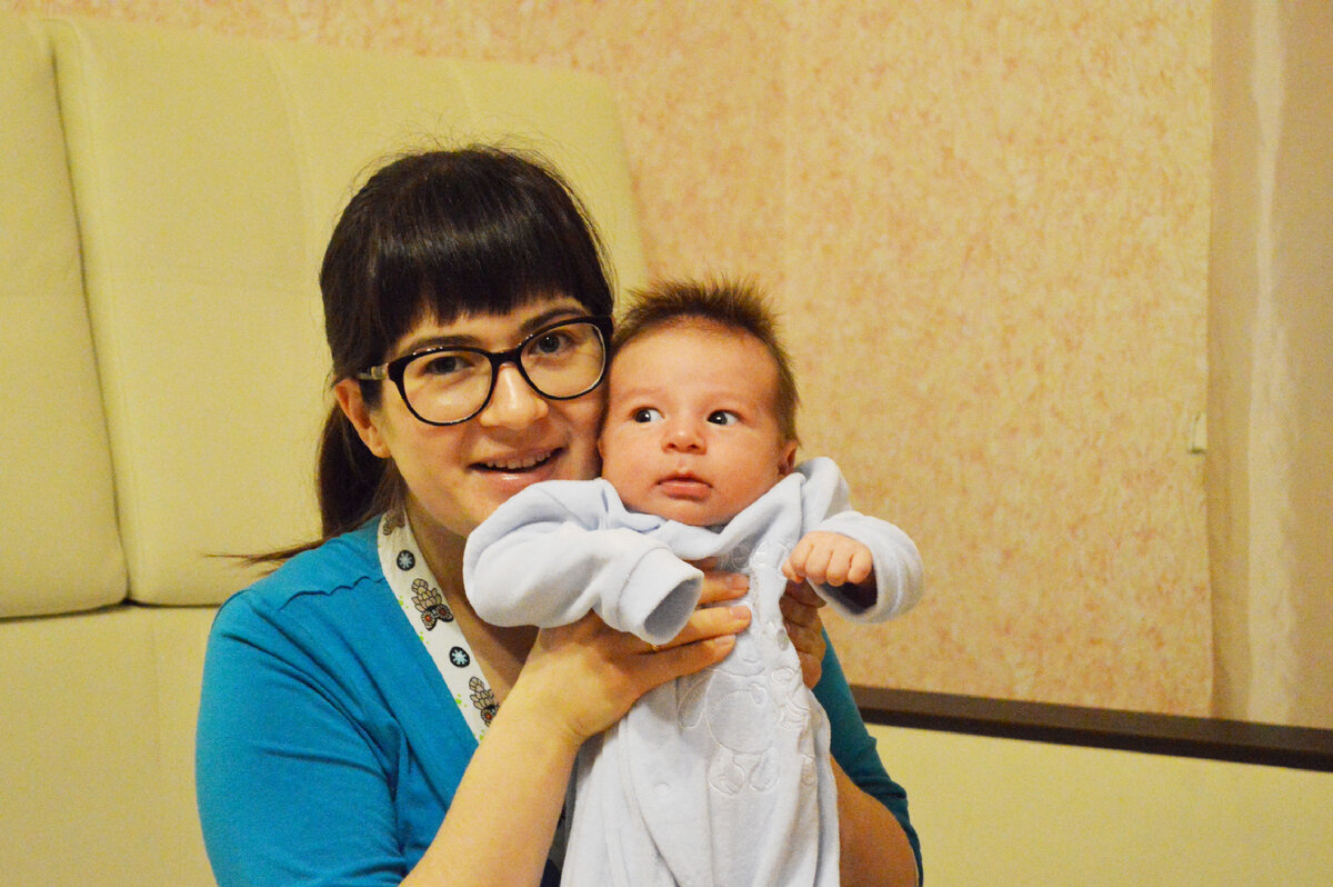 Первые месяцы после родов. Я бледная, малыш удивленный :) 2014 год