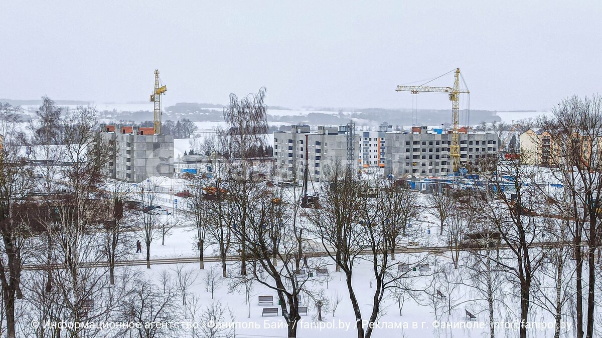 На фото: строящиеся жилые дома между банком и поликлиникой по улице Комсомольская в Фаниполе.