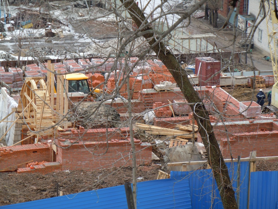  8 января 2012 г. Уже и 2012 год, а бар в Кладовой башне всё живёт. Присмотримся к нему пристальней. У входа видим различные финтифлюшки. Особенно к месту пара урн.-39