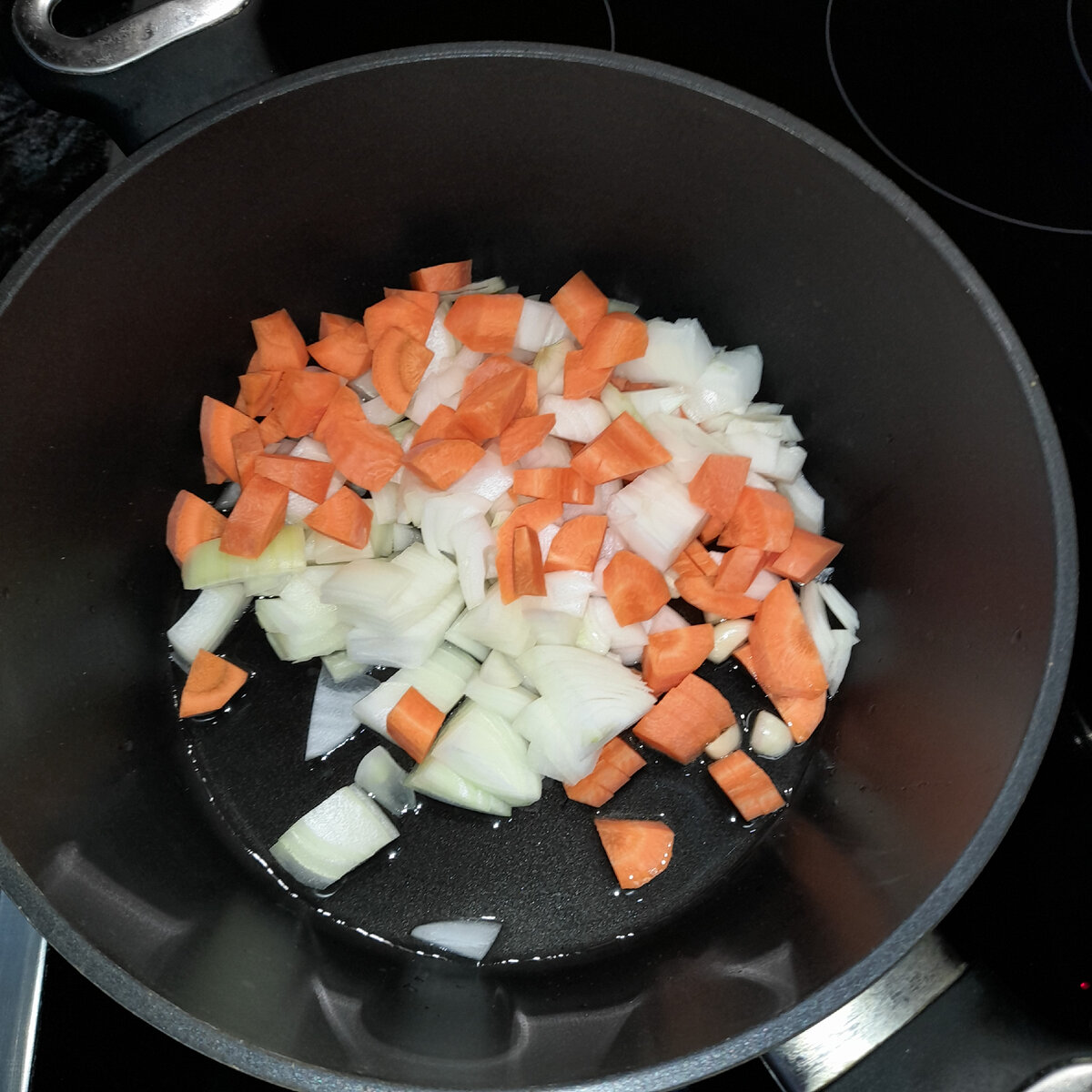 Овощи режем не очень крупно, все равно потом через мясорубку пропустим.