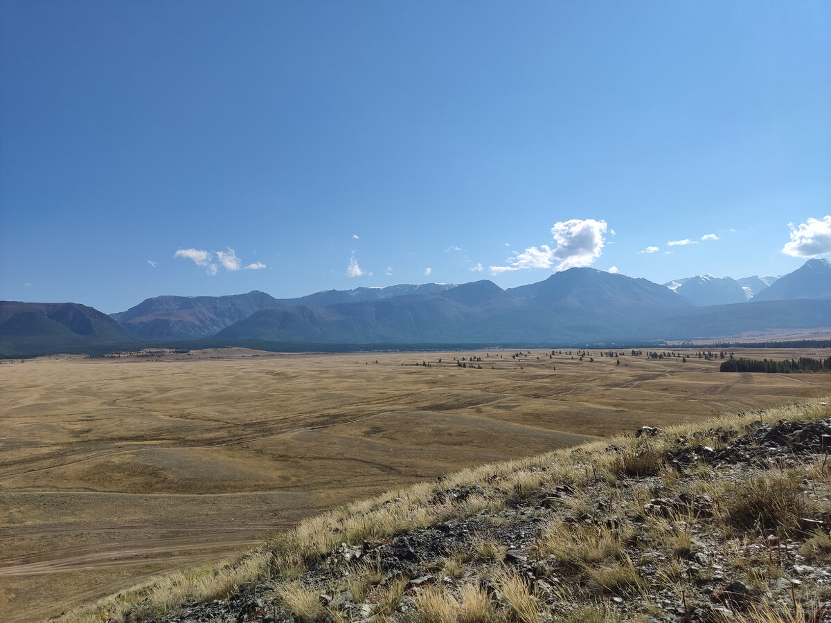 Вдалеке, на вершинах гор, можно разглядеть ледники