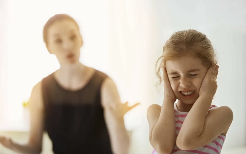 Мама кричит на дочку 