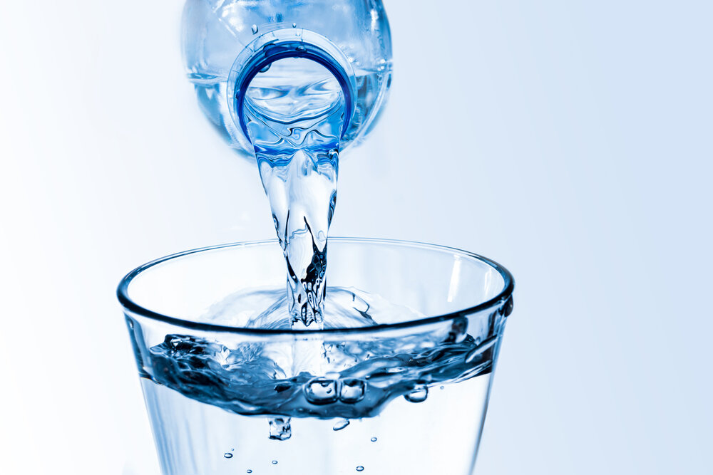 Налить в стакан половину воды. Минеральные воды. Питьевая вода. Стакан воды. Минеральная вода в стакане.
