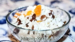 Варится расыпчатый рис с изюмом обычно двумя способами: безоткидным и откидным.
1-й способ. Рис промываем в 5-7 водах. Засыпаем в кипящую воду, куда сразу добавлены соль, сахар, жир (растительный или животный). Соотношание воды и риса 2:1. как только вода закипит, кладем промытый изюм без косточек и варим до готовности.