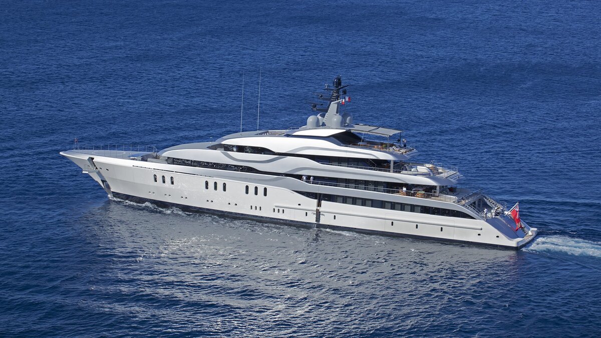Tango (77,7 м, Feadship, 2011). 4 апреля в порту Пальма-де-Майорка испанскими правоохранительными органами была задержана суперъяхта Tango. По информации Forbes она принадлежит Виктору Вексельбергу (глава ГК "Ренова"). Ориентировочная стоимость судна – $90 миллионов. 