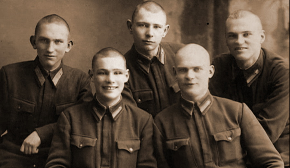 Виталий Рыбалка с товарищами по Борисоглебской школе летчиков