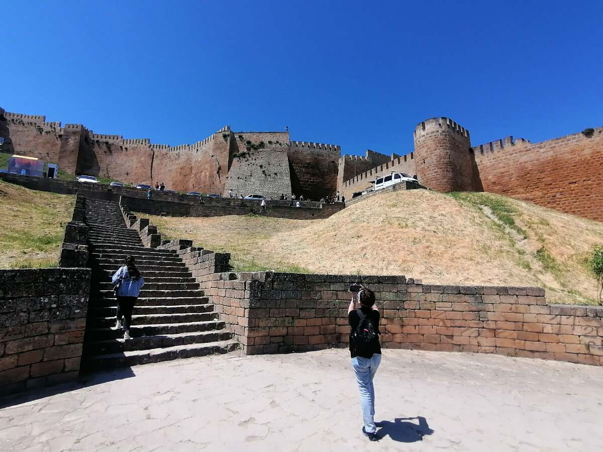 Лестница к крепости Нарын-Кала