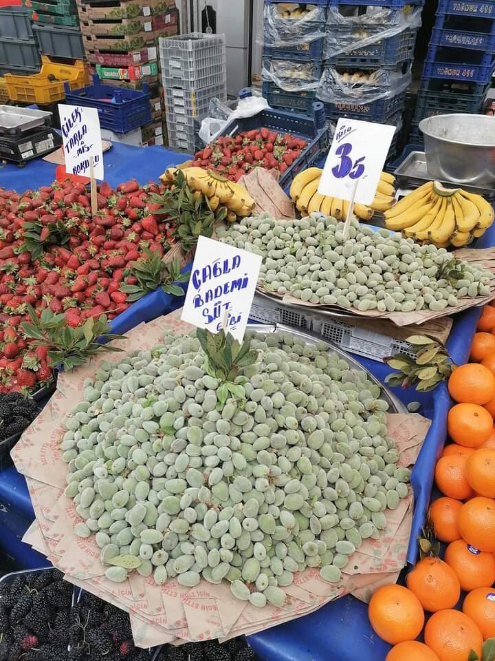 35 лир за 1кг незрелого миндаля. Курс на сегодня 5.47₽. Чуть меньше 200₽ 
