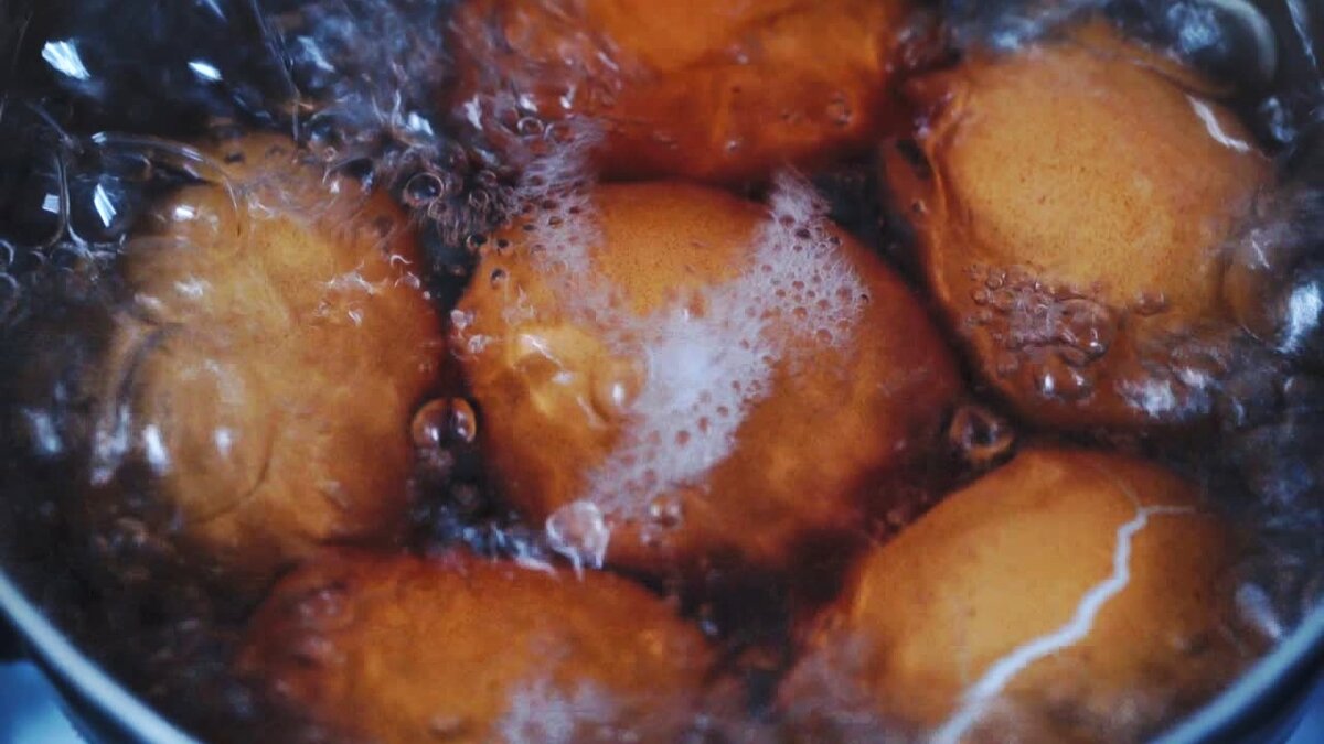 Варю яйца, а они трескаются.....