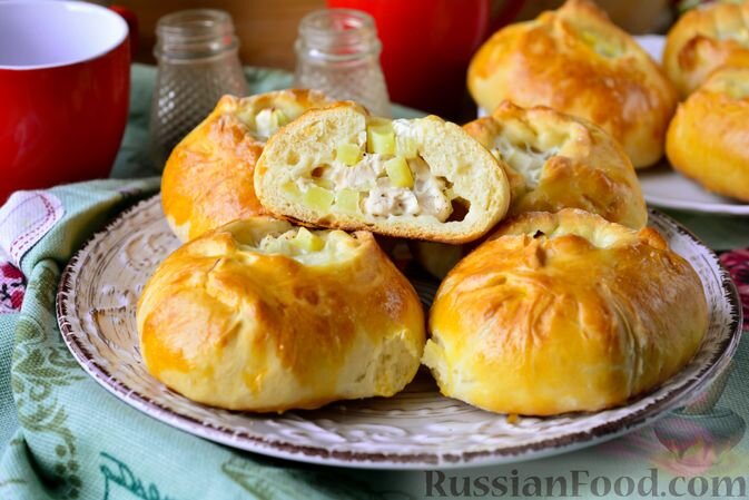 масло растительное, яйца, вода, мука, дрожжи, сахар, соль, куриное филе, картофель, лук репчатый, соль, перец чёрный молотый, желток