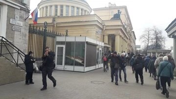 Незаконный ларек у станции метро "Автово" в нескольких метрах от входа на станцию