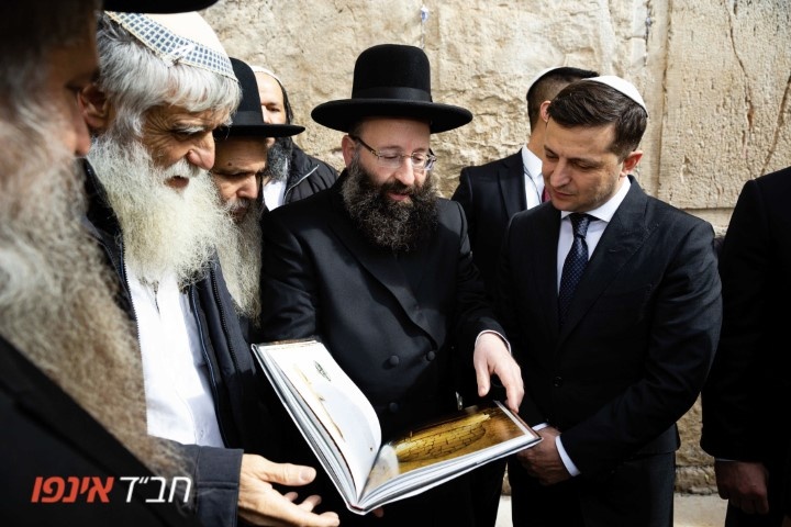 Зеленский, президент незалежной Украины, верховный главнокомандующий в том числе Азова и Айдара. На фото крайний справа, без бороды.