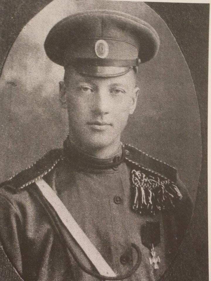 Николай Степанович Гумилёв (3 [15] апреля 1886, Кронштадт — 26 августа 1921, Петроград) — русский поэт Серебряного века, создатель школы акмеизма, прозаик, переводчик и литературный критик. Первый муж Анны Ахматовой, отец Льва Гумилёва. Совершил две экспедиции по восточной и северо-восточной Африке в 1909 и 1913 годах. Был расстрелян 26 августа 1921 года по сфабрикованному обвинению в участии в антисоветском заговоре «Петроградской боевой организации Таганцева». Посмертно реабилитирован в 1992 году. Место расстрела и захоронения до сих пор точно неизвестно.