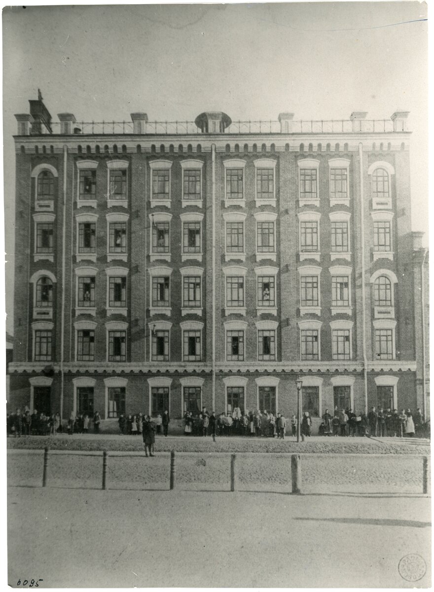Здание семейной казармы для рабочих Прохоровской мануфактуры (1890)