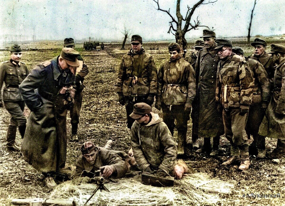 Командир 542-й фольксгренадерской дивизии Карл Лёврик ( с Рыцарским Крестом) среди фольксгренадеров. Пожилые, юные, в очках и разносортной форме - последний призыв