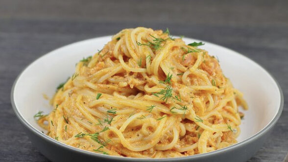 Блюдо, которое насытит и без мяса, – спагетти в сливочно-томатном соусе. Готовится просто: нужно лишь соединить отварные спагетти и соус из перетёртых помидоров в собственном соку, сливок, сушёного базилика и сыра. Блюдо получается ярким и ароматным, во вкусе доминирует кислинка томатов, удачно смягчённая сливочными нотками.