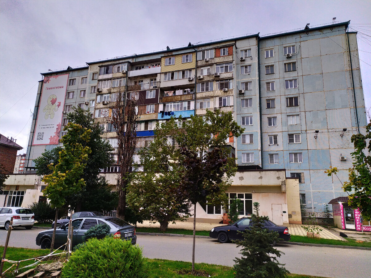 Большая часть города застроена панельными домами. Фото автора.