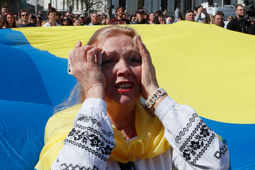 В Путивлі-граді вранці-рано Співає, плаче Ярославна,
Як та зозуленька кує,
Словами жалю додає.